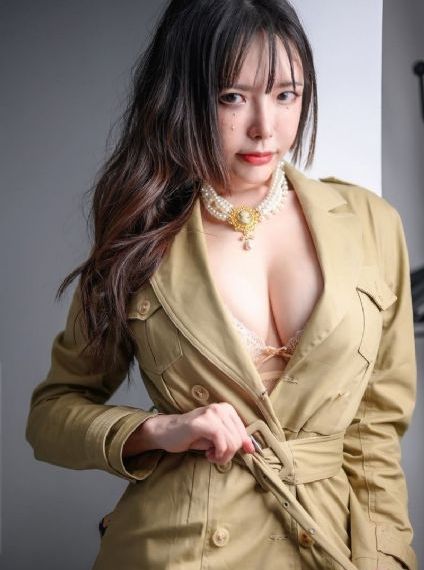老板一边开会一边摸秘书