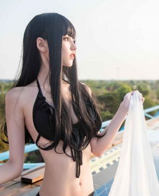 两个女人在有风景的海滩