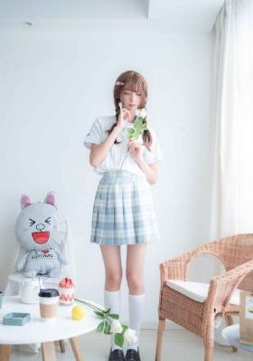 赤裸红唇